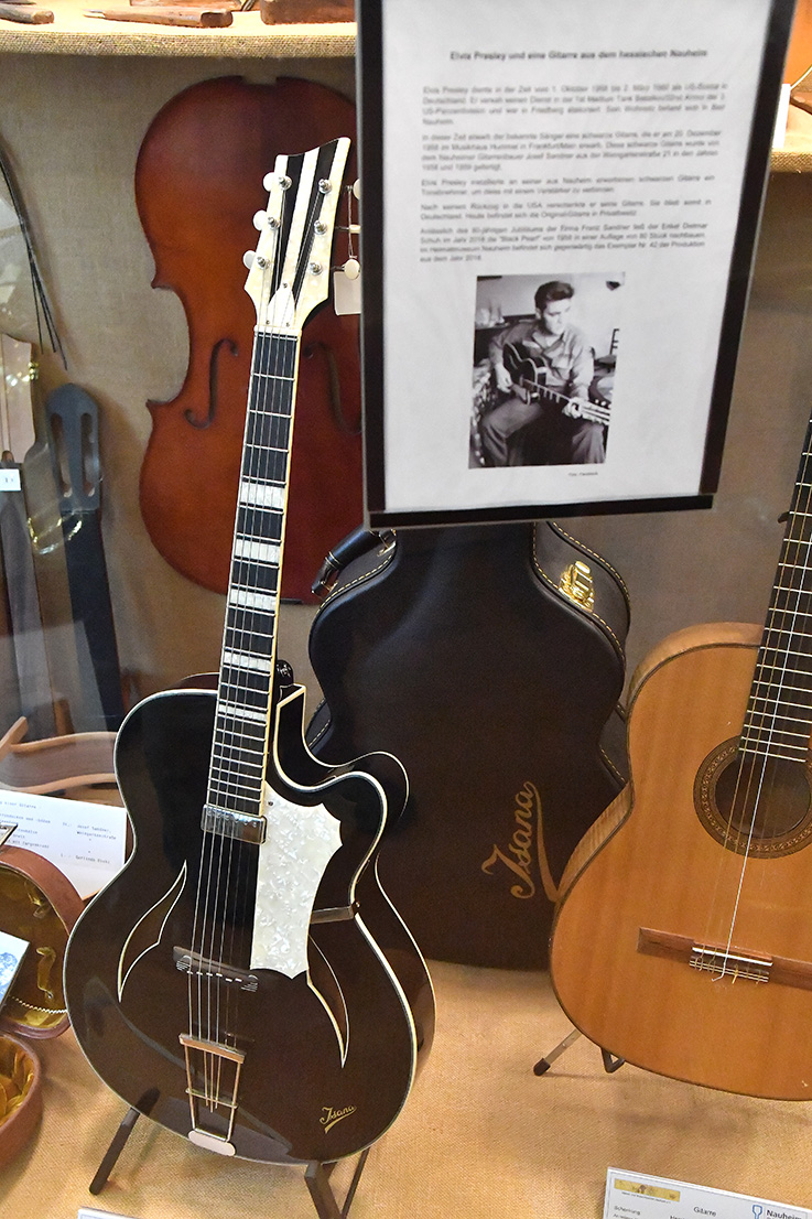 Gitarre von Elvis Presley - Nachbau im Heimatmuseum Nauheim