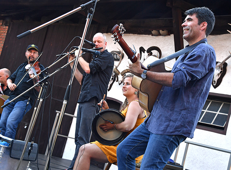 Nauheim-Online: Die irish-Folk-Band An Tor spielt wieder bei Live im Hof in der Musikgemeinde Nauheim