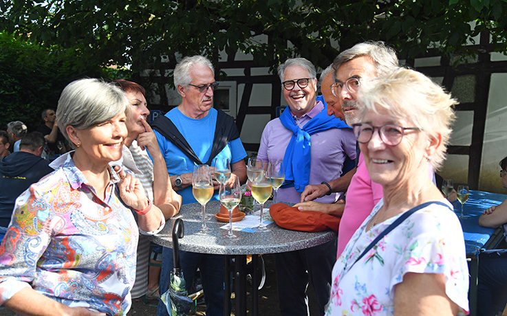 Nauheim-Online: "Weingenuss" beim Ehrenamtsbro in Nauheim, im Hof des Alten Rathauses