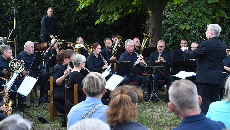 Nauheim-Online - Serenadenkonzert im Pfarrgarten in Nauheim