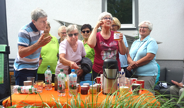 Nauheim-Online - Landfrauen aus Nauheim kosten Honig vom Imker