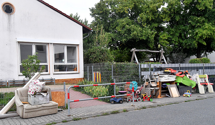 Nauheim-Online - Sperrmll vor der Kita Schillerstrae in Nauheim