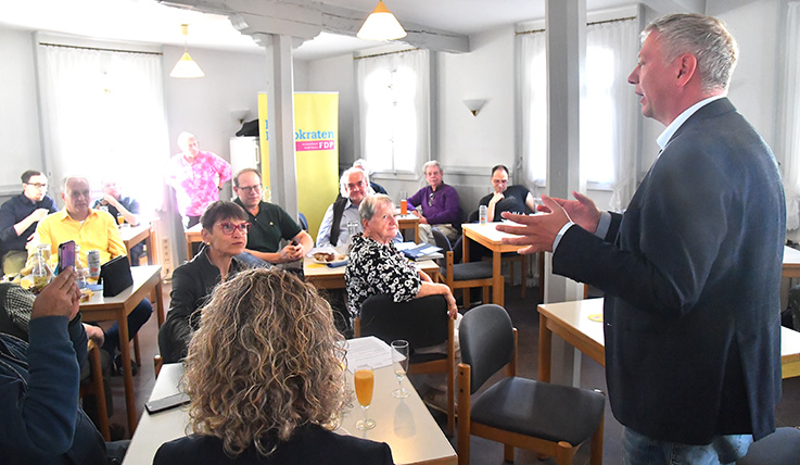 Nauheim-Online - MdL Moritz Promny bei der FDP in Nauheim