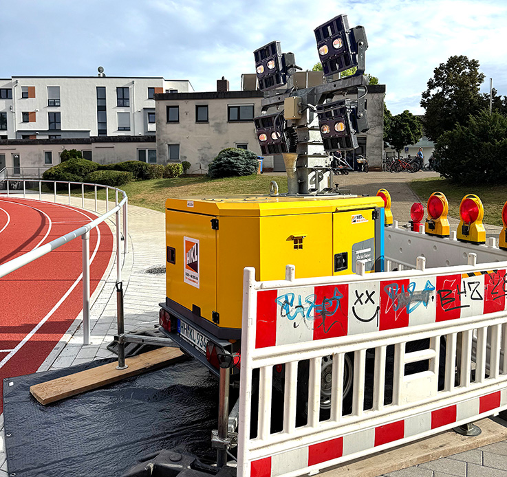 Nauheim-Online - Mobile Flutlichtanlage im Sportpark in Nauheim