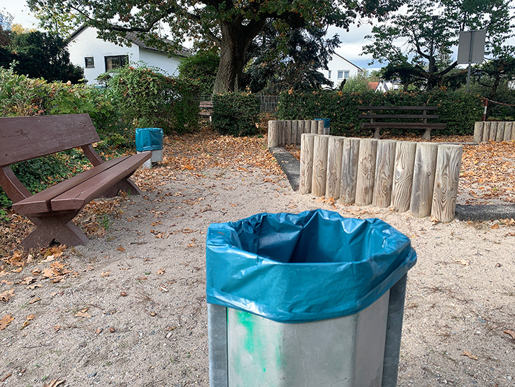 Nauheim-Online - Hundekotbeutel und Mlleimer auf Spielpltzen in Nauheim