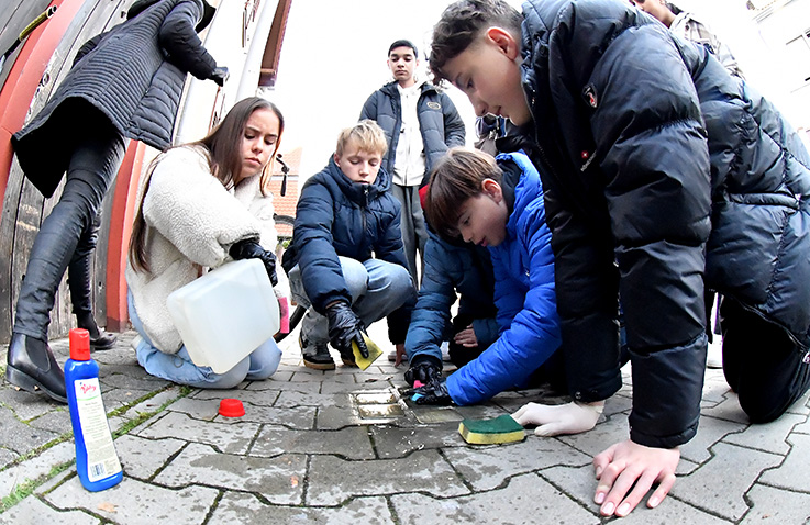 Nauheim-Online - Stolpersteine in Nauheim gereinigt