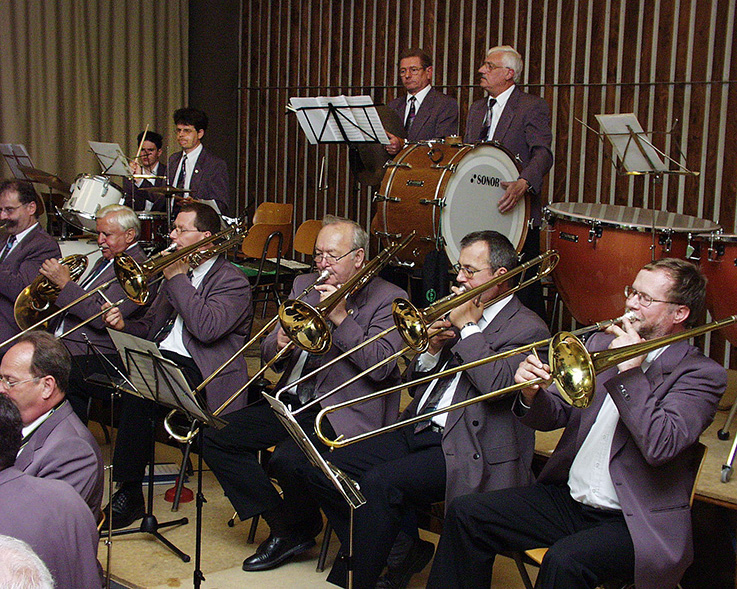 Nauheim-Online - Nauheim-Online - Blasorchester des Musikvereins Nauheim im Jahr 2001