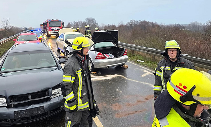 Nauheim-Online - Feuerwehr nach Unfall auf der Ostumgehung in Nauheim