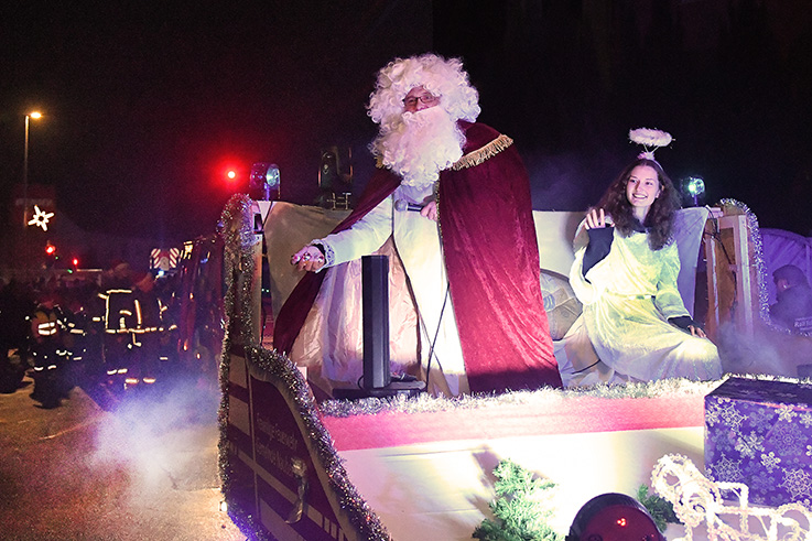 Nauheim-Online - Weihnachtsparade der Nauheimer Feuerwehr